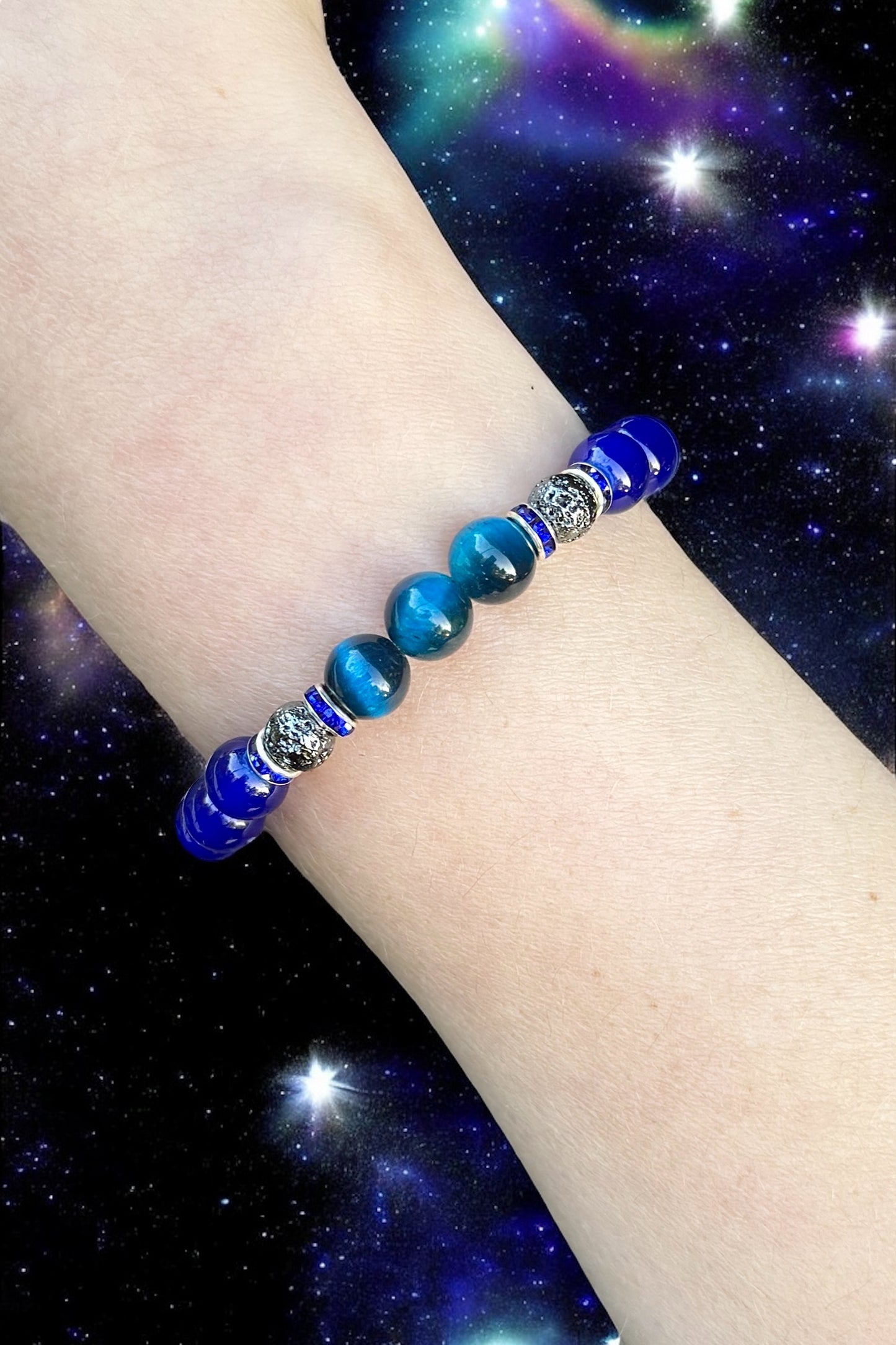 Chic ‚Cosmic’ aus Calcedony, Tigerauge, Lava | Armband handgefertigt