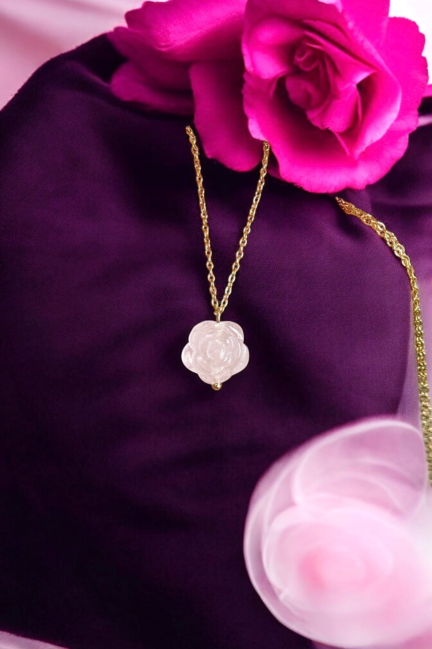 Rose aus Rosenquarz | Halskette handgefertigt