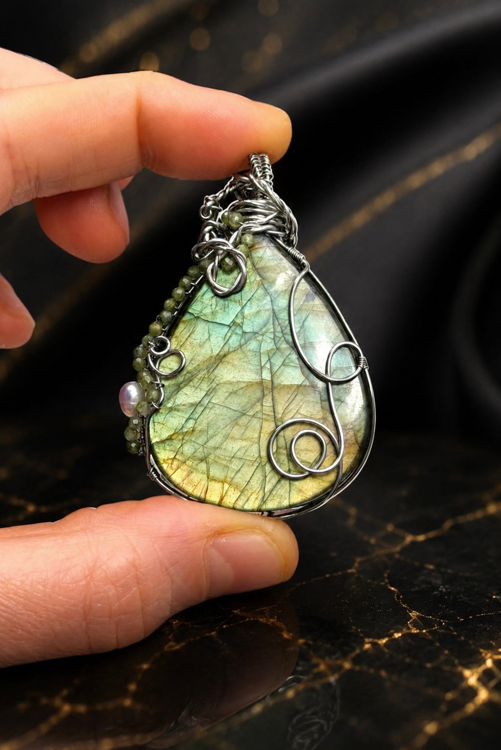 Labradorit Anhänger mit Süsswasserperle und Peridot Stein in Edelstahldraht kunstvoll gefasst | handgefertigt 11 Std.