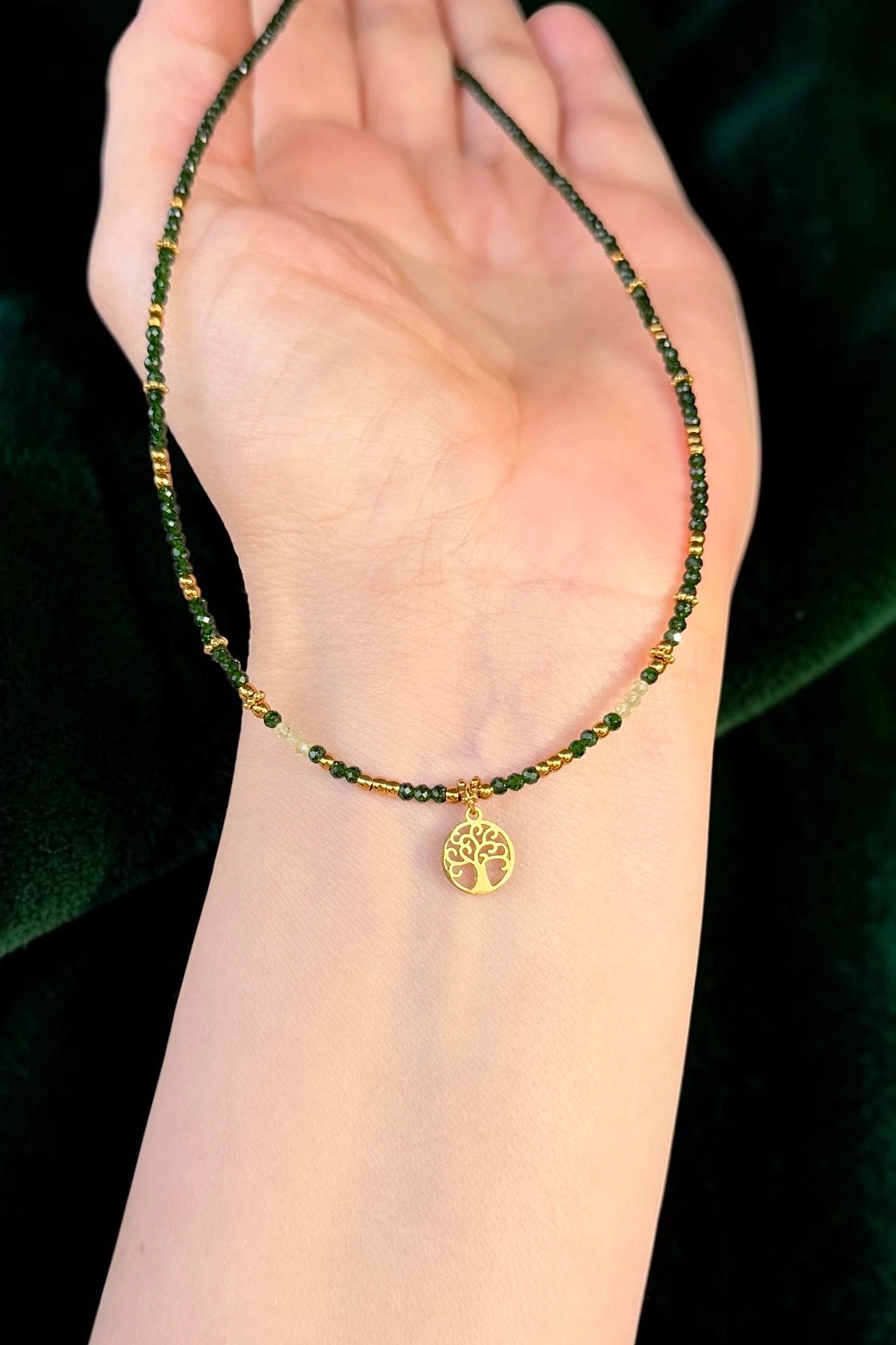 Chic Sand- & Peridotstein mit Lebensbaum | Halskette handgefertigt